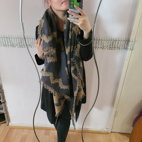 Aritzia Wilfred Diamond Mosaic Blanket Scarf - Picture 3 of 6